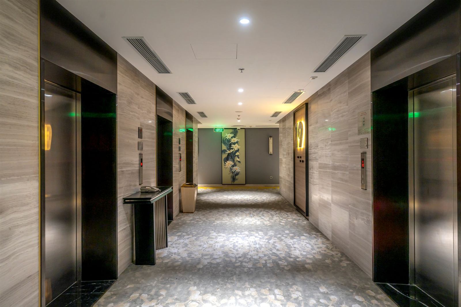 Tepisona u hotelskom hodniku